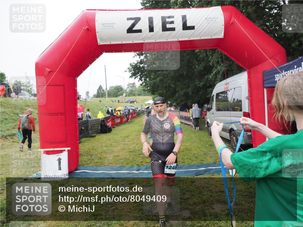 21.06.2025 - 27. Vierlanden-Triathlon MichiJ http://msf.ph/oto/8049409 15.06.2026 14:25:10 Ziel 1246, 1306 meine-sportfotos.de
