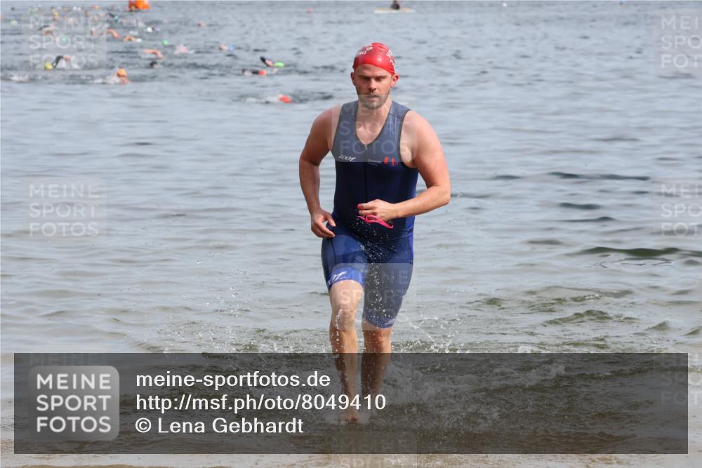 15.06.2025 - 27. Vierlanden-Triathlon Lena Gebhardt http://msf.ph/oto/8049410 15.06.2025 09:53:19 Schwimmen 304 meine-sportfotos.de