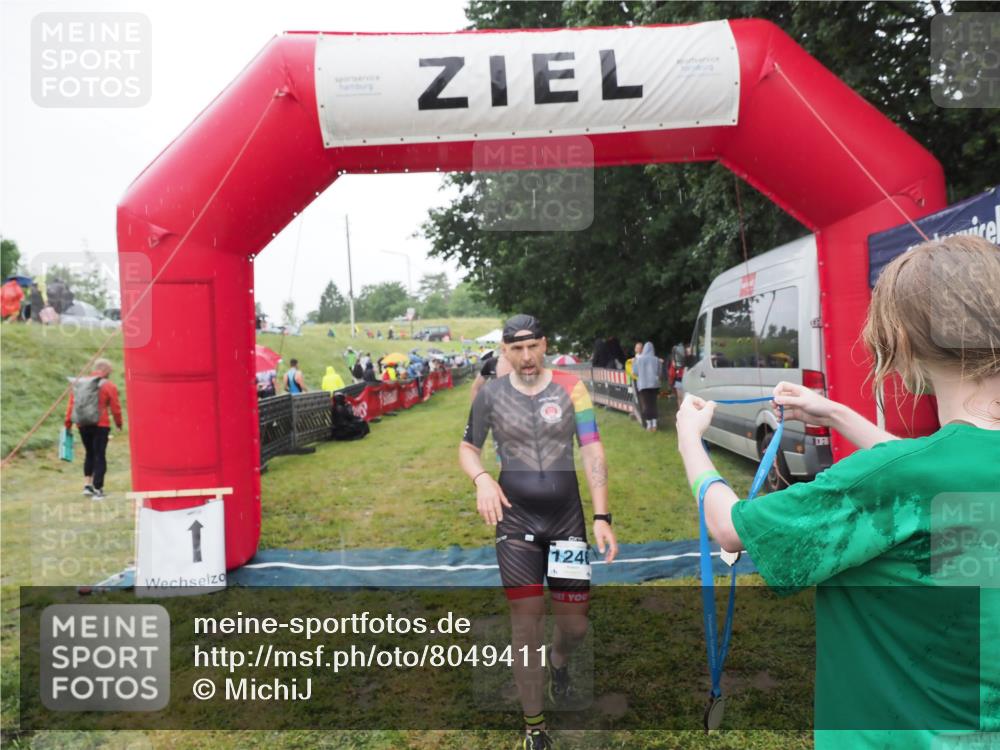 21.06.2025 - 27. Vierlanden-Triathlon MichiJ http://msf.ph/oto/8049411 15.06.2026 14:25:10 Ziel 1246, 1306 meine-sportfotos.de