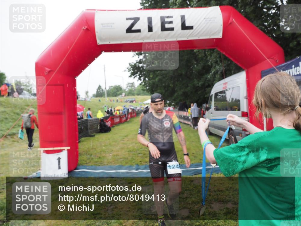 21.06.2025 - 27. Vierlanden-Triathlon MichiJ http://msf.ph/oto/8049413 15.06.2026 14:25:10 Ziel 1246, 1306 meine-sportfotos.de