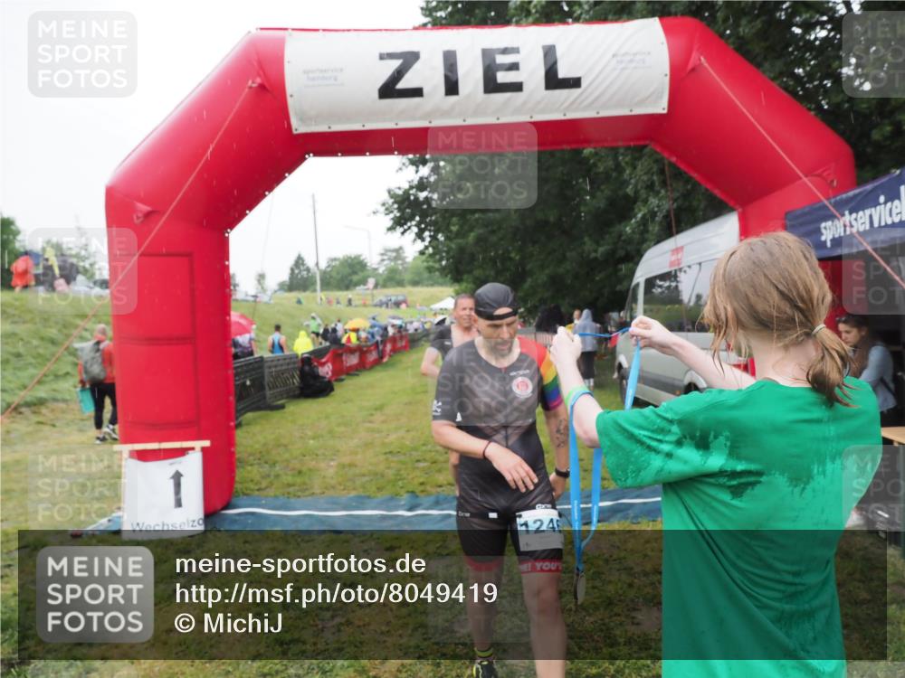 21.06.2025 - 27. Vierlanden-Triathlon MichiJ http://msf.ph/oto/8049419 15.06.2026 14:25:11 Ziel 1246, 1306 meine-sportfotos.de