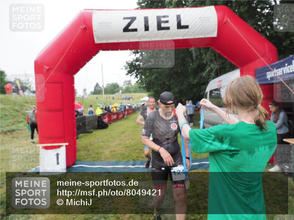 21.06.2025 - 27. Vierlanden-Triathlon MichiJ http://msf.ph/oto/8049421 15.06.2026 14:25:11 Ziel 1246, 1306 meine-sportfotos.de