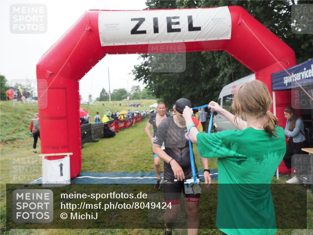 21.06.2025 - 27. Vierlanden-Triathlon MichiJ http://msf.ph/oto/8049424 15.06.2026 14:25:11 Ziel 1246, 1306 meine-sportfotos.de
