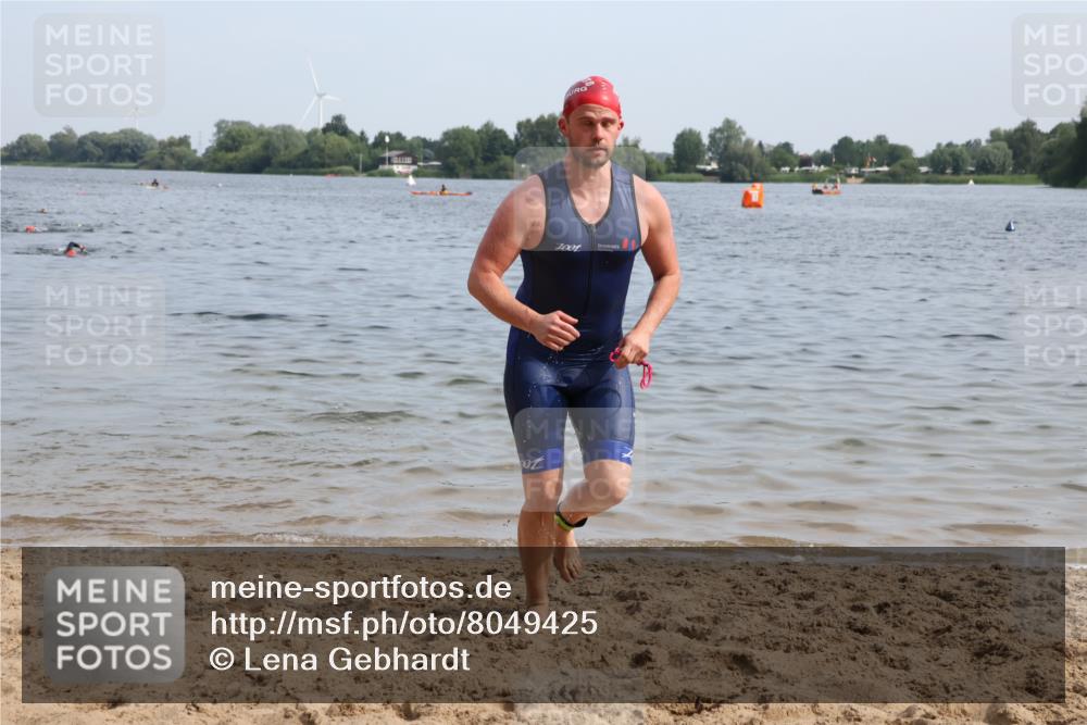 15.06.2025 - 27. Vierlanden-Triathlon Lena Gebhardt http://msf.ph/oto/8049425 15.06.2025 09:53:22 Schwimmen 304 meine-sportfotos.de
