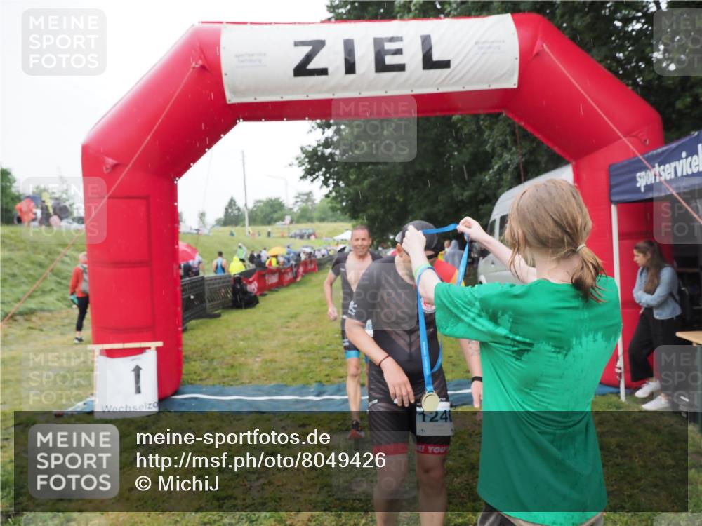 21.06.2025 - 27. Vierlanden-Triathlon MichiJ http://msf.ph/oto/8049426 15.06.2026 14:25:11 Ziel 1246, 1306 meine-sportfotos.de