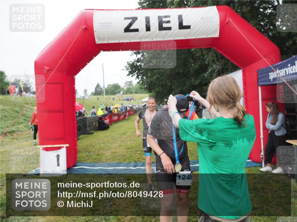 21.06.2025 - 27. Vierlanden-Triathlon MichiJ http://msf.ph/oto/8049428 15.06.2026 14:25:11 Ziel 1246, 1306 meine-sportfotos.de