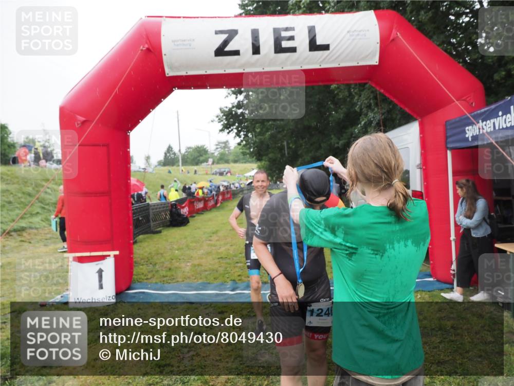 21.06.2025 - 27. Vierlanden-Triathlon MichiJ http://msf.ph/oto/8049430 15.06.2026 14:25:11 Ziel 1246, 1306 meine-sportfotos.de