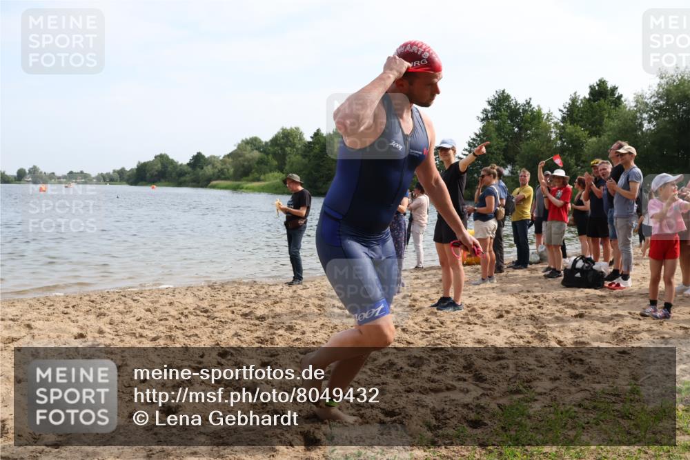 15.06.2025 - 27. Vierlanden-Triathlon Lena Gebhardt http://msf.ph/oto/8049432 15.06.2025 09:53:23 Schwimmen 304 meine-sportfotos.de