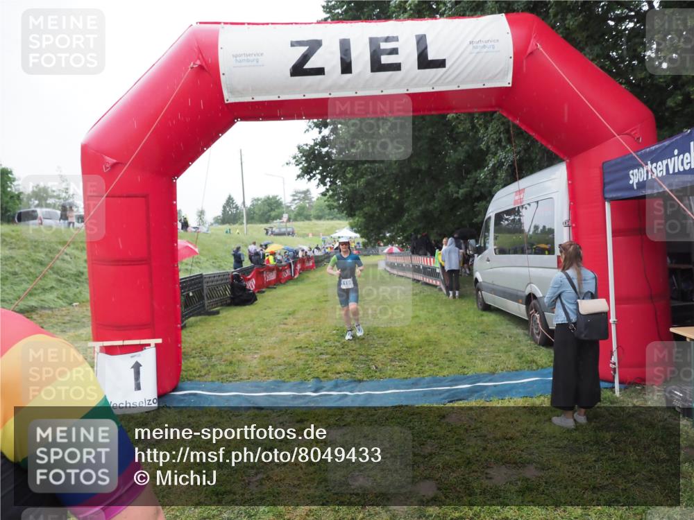 21.06.2025 - 27. Vierlanden-Triathlon MichiJ http://msf.ph/oto/8049433 15.06.2026 14:25:23 Ziel 1199 meine-sportfotos.de