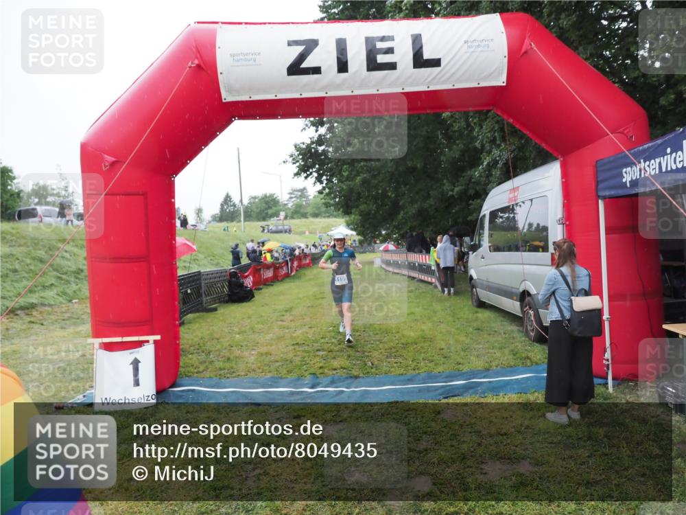21.06.2025 - 27. Vierlanden-Triathlon MichiJ http://msf.ph/oto/8049435 15.06.2026 14:25:23 Ziel 1199 meine-sportfotos.de