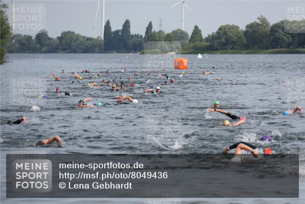 15.06.2025 - 27. Vierlanden-Triathlon Lena Gebhardt http://msf.ph/oto/8049436 15.06.2025 09:53:47 Schwimmen 307 meine-sportfotos.de