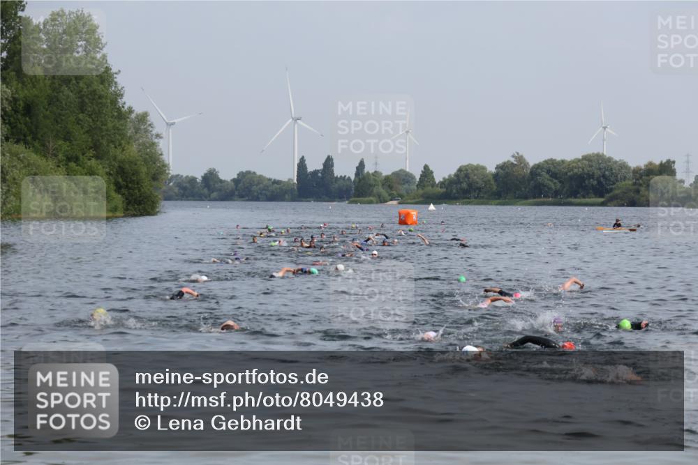 15.06.2025 - 27. Vierlanden-Triathlon Lena Gebhardt http://msf.ph/oto/8049438 15.06.2025 09:53:49 Schwimmen 307 meine-sportfotos.de