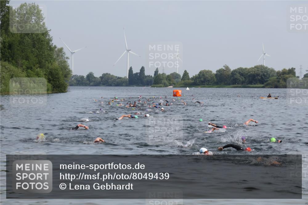 15.06.2025 - 27. Vierlanden-Triathlon Lena Gebhardt http://msf.ph/oto/8049439 15.06.2025 09:53:49 Schwimmen 307 meine-sportfotos.de