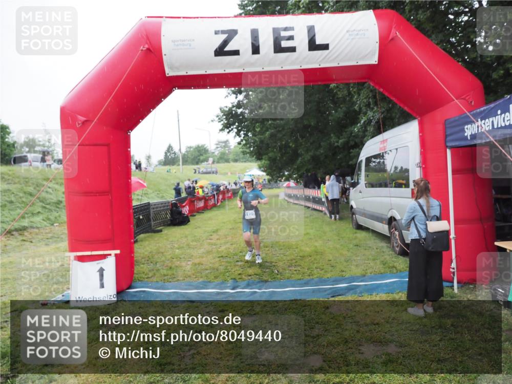 21.06.2025 - 27. Vierlanden-Triathlon MichiJ http://msf.ph/oto/8049440 15.06.2026 14:25:24 Ziel 1199 meine-sportfotos.de
