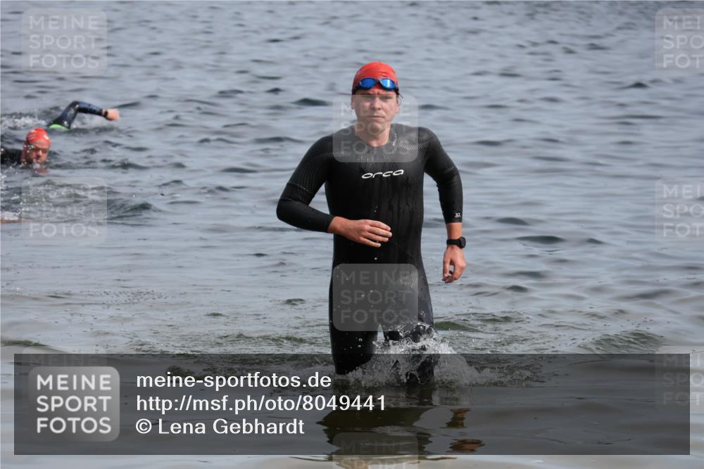 15.06.2025 - 27. Vierlanden-Triathlon Lena Gebhardt http://msf.ph/oto/8049441 15.06.2025 09:53:53 Schwimmen 307 meine-sportfotos.de