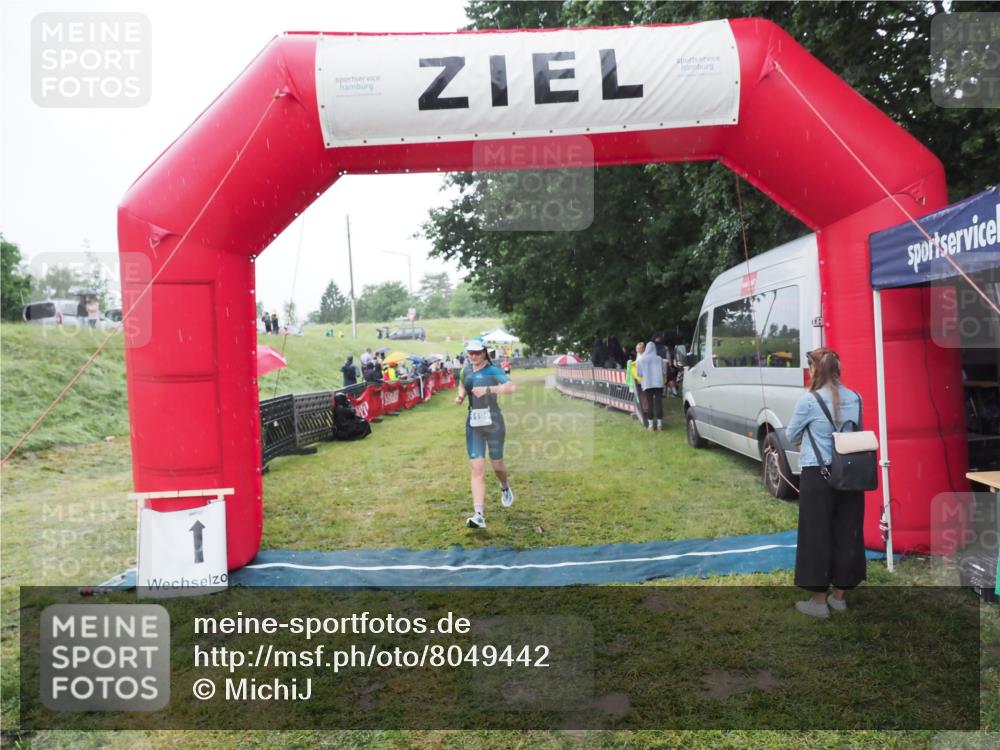 21.06.2025 - 27. Vierlanden-Triathlon MichiJ http://msf.ph/oto/8049442 15.06.2026 14:25:24 Ziel 1199 meine-sportfotos.de