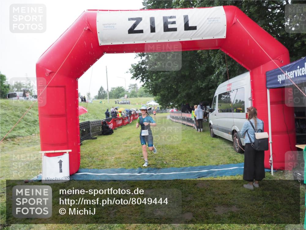 21.06.2025 - 27. Vierlanden-Triathlon MichiJ http://msf.ph/oto/8049444 15.06.2026 14:25:24 Ziel 1199 meine-sportfotos.de