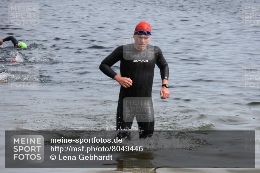 15.06.2025 - 27. Vierlanden-Triathlon Lena Gebhardt http://msf.ph/oto/8049446 15.06.2025 09:53:54 Schwimmen 307 meine-sportfotos.de