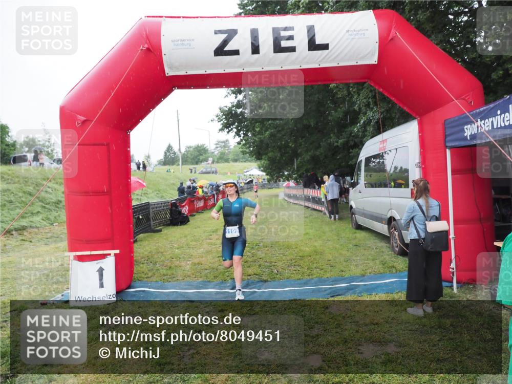 21.06.2025 - 27. Vierlanden-Triathlon MichiJ http://msf.ph/oto/8049451 15.06.2026 14:25:24 Ziel 1199 meine-sportfotos.de