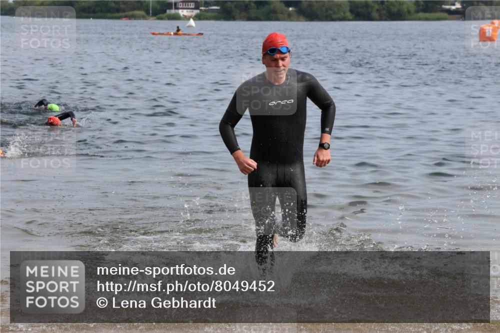 15.06.2025 - 27. Vierlanden-Triathlon Lena Gebhardt http://msf.ph/oto/8049452 15.06.2025 09:53:56 Schwimmen 267, 307 meine-sportfotos.de
