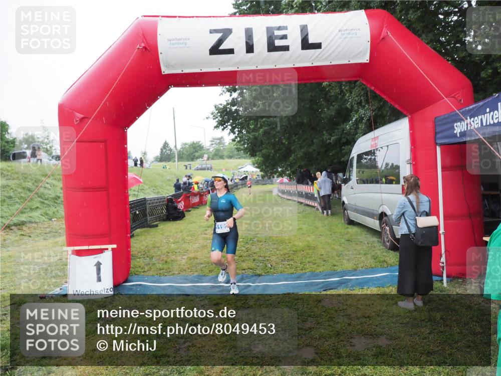 21.06.2025 - 27. Vierlanden-Triathlon MichiJ http://msf.ph/oto/8049453 15.06.2026 14:25:24 Ziel 1199 meine-sportfotos.de