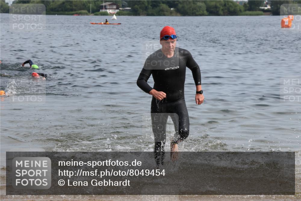 15.06.2025 - 27. Vierlanden-Triathlon Lena Gebhardt http://msf.ph/oto/8049454 15.06.2025 09:53:56 Schwimmen 267, 307 meine-sportfotos.de
