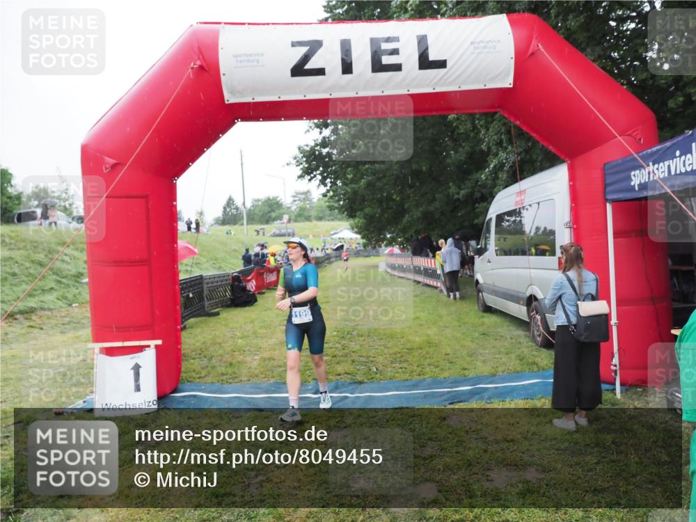 21.06.2025 - 27. Vierlanden-Triathlon MichiJ http://msf.ph/oto/8049455 15.06.2026 14:25:24 Ziel 1199 meine-sportfotos.de