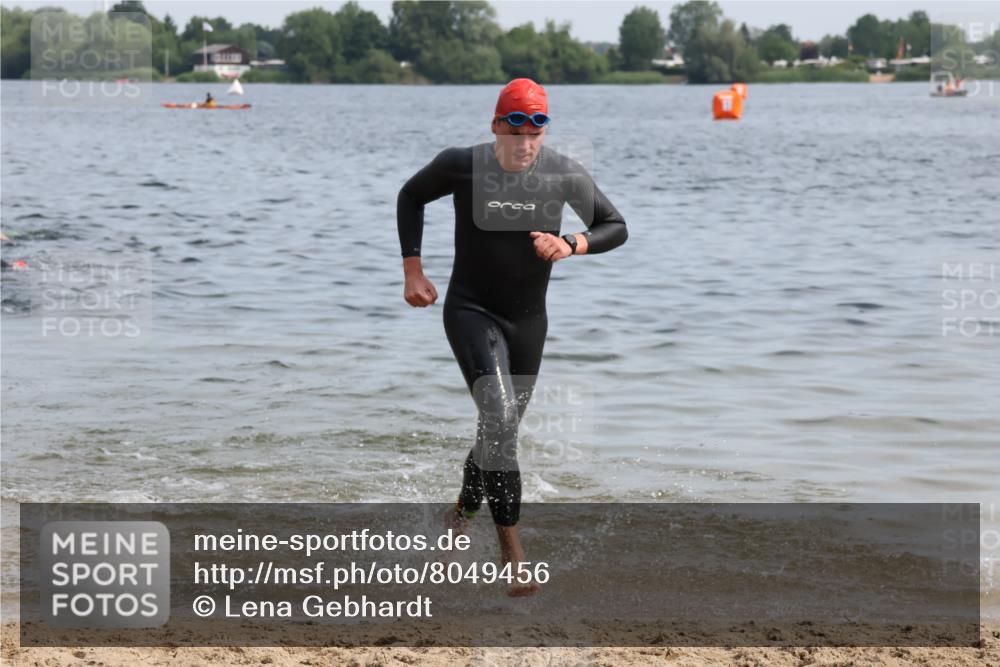 15.06.2025 - 27. Vierlanden-Triathlon Lena Gebhardt http://msf.ph/oto/8049456 15.06.2025 09:53:56 Schwimmen 267, 307 meine-sportfotos.de