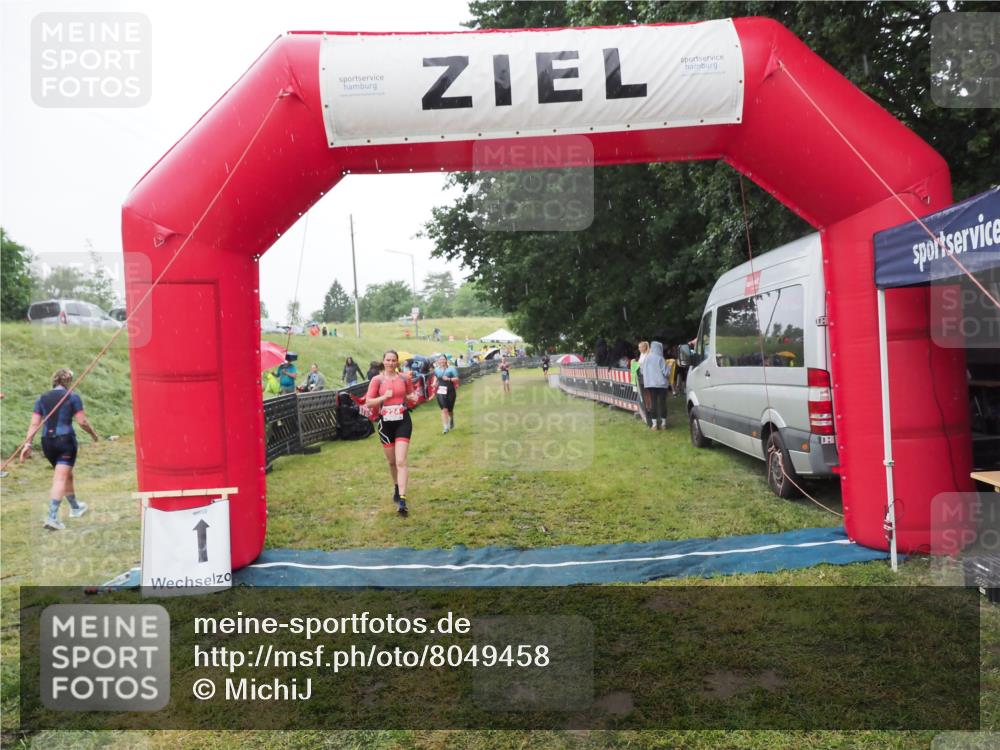 21.06.2025 - 27. Vierlanden-Triathlon MichiJ http://msf.ph/oto/8049458 15.06.2026 14:25:37 Ziel 224 meine-sportfotos.de