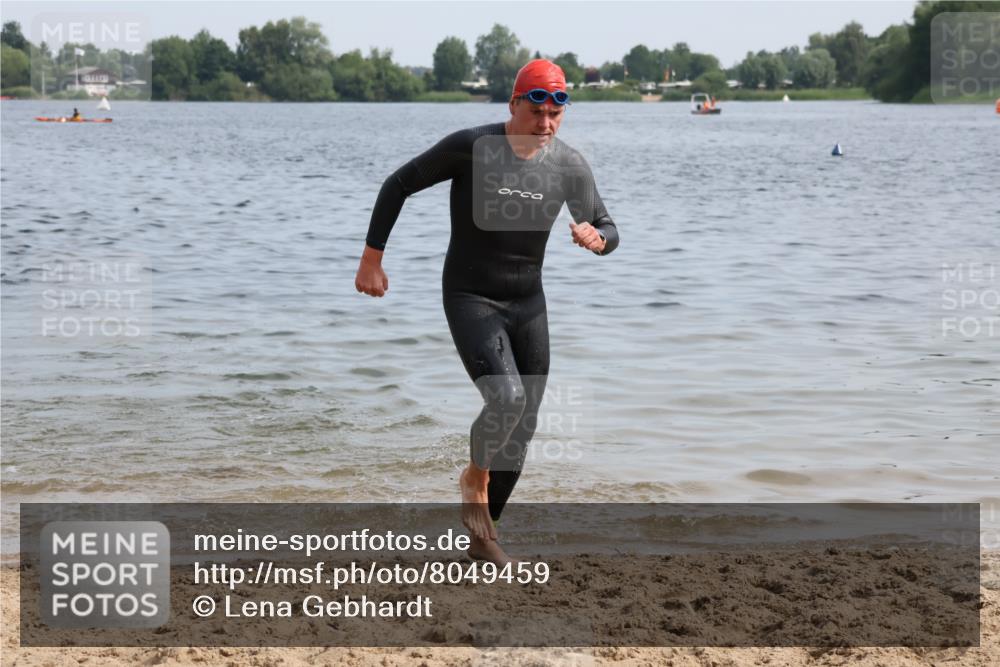 15.06.2025 - 27. Vierlanden-Triathlon Lena Gebhardt http://msf.ph/oto/8049459 15.06.2025 09:53:57 Schwimmen 267, 307 meine-sportfotos.de