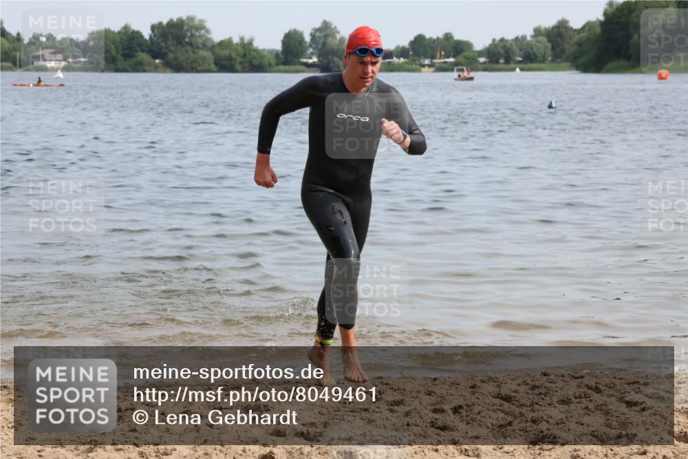 15.06.2025 - 27. Vierlanden-Triathlon Lena Gebhardt http://msf.ph/oto/8049461 15.06.2025 09:53:57 Schwimmen 267, 307 meine-sportfotos.de