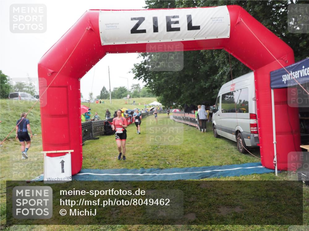 21.06.2025 - 27. Vierlanden-Triathlon MichiJ http://msf.ph/oto/8049462 15.06.2026 14:25:37 Ziel 224 meine-sportfotos.de