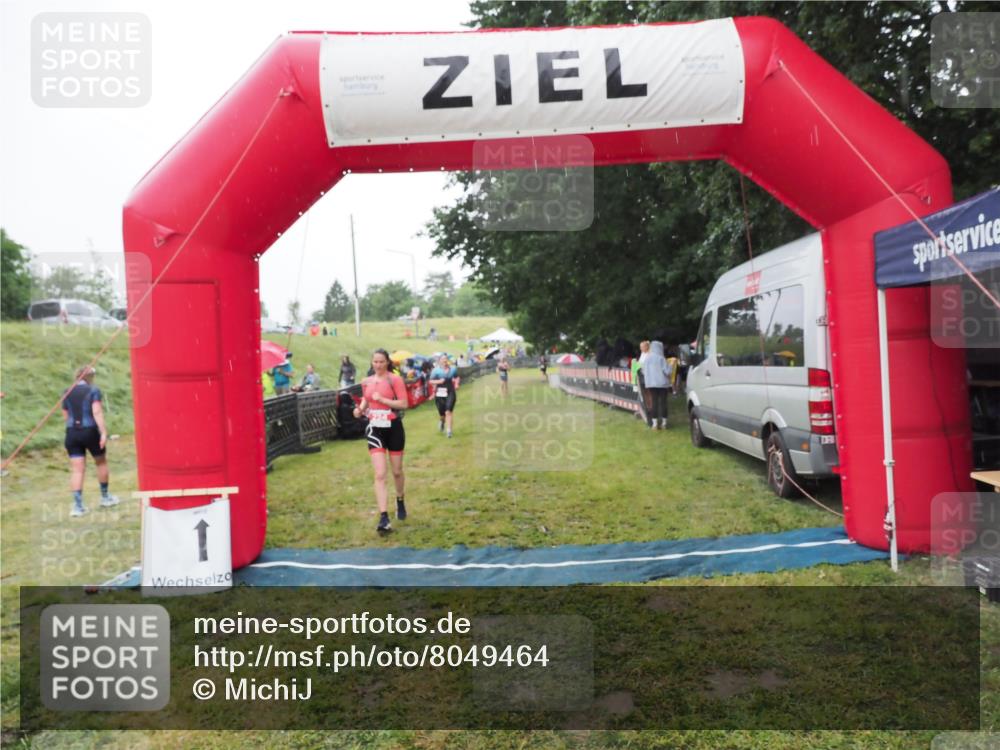21.06.2025 - 27. Vierlanden-Triathlon MichiJ http://msf.ph/oto/8049464 15.06.2026 14:25:37 Ziel 224 meine-sportfotos.de