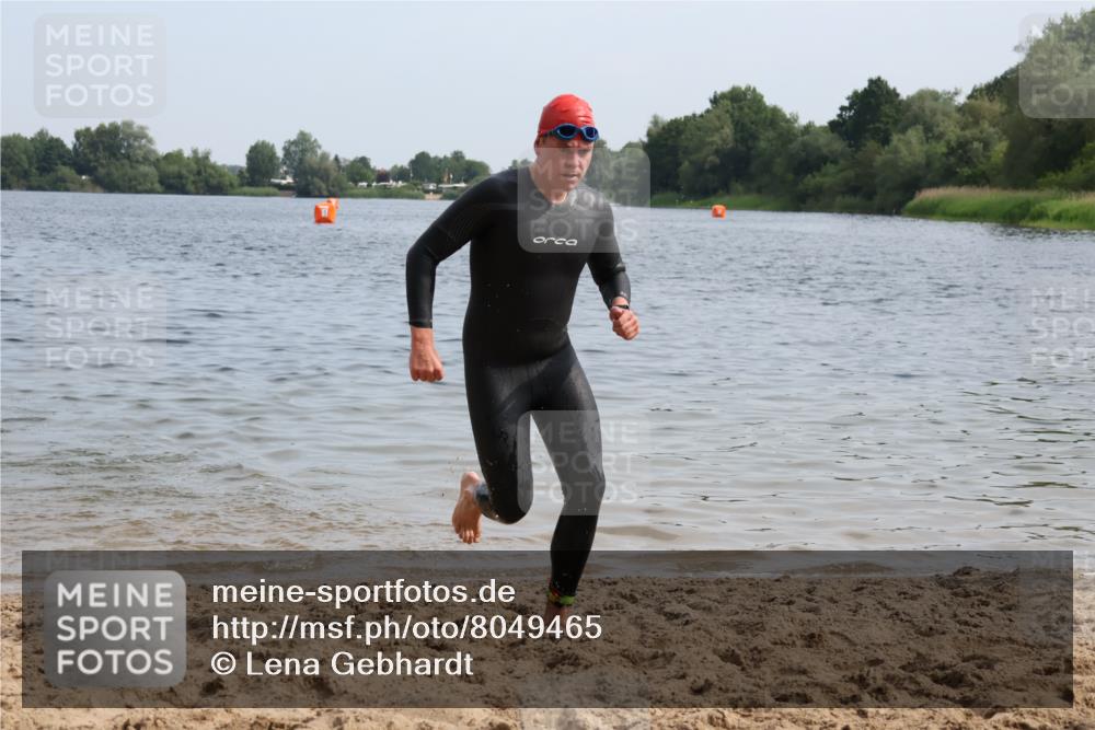 15.06.2025 - 27. Vierlanden-Triathlon Lena Gebhardt http://msf.ph/oto/8049465 15.06.2025 09:53:57 Schwimmen 267, 307 meine-sportfotos.de
