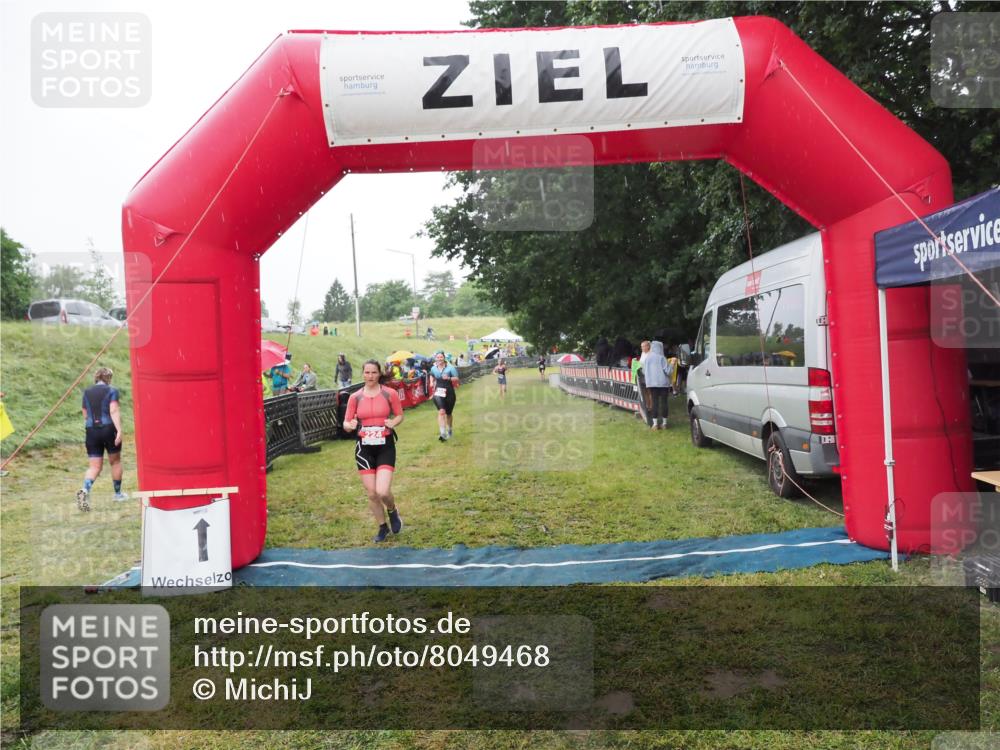 21.06.2025 - 27. Vierlanden-Triathlon MichiJ http://msf.ph/oto/8049468 15.06.2026 14:25:38 Ziel 224 meine-sportfotos.de