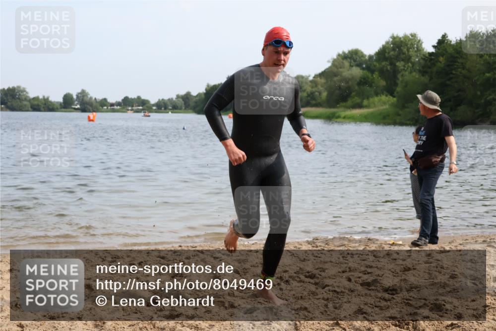 15.06.2025 - 27. Vierlanden-Triathlon Lena Gebhardt http://msf.ph/oto/8049469 15.06.2025 09:53:58 Schwimmen 267, 307 meine-sportfotos.de