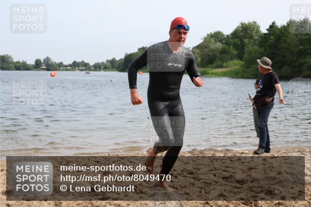 15.06.2025 - 27. Vierlanden-Triathlon Lena Gebhardt http://msf.ph/oto/8049470 15.06.2025 09:53:58 Schwimmen 267, 307 meine-sportfotos.de