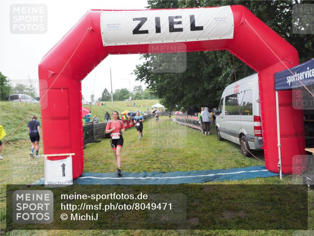21.06.2025 - 27. Vierlanden-Triathlon MichiJ http://msf.ph/oto/8049471 15.06.2026 14:25:38 Ziel 224 meine-sportfotos.de