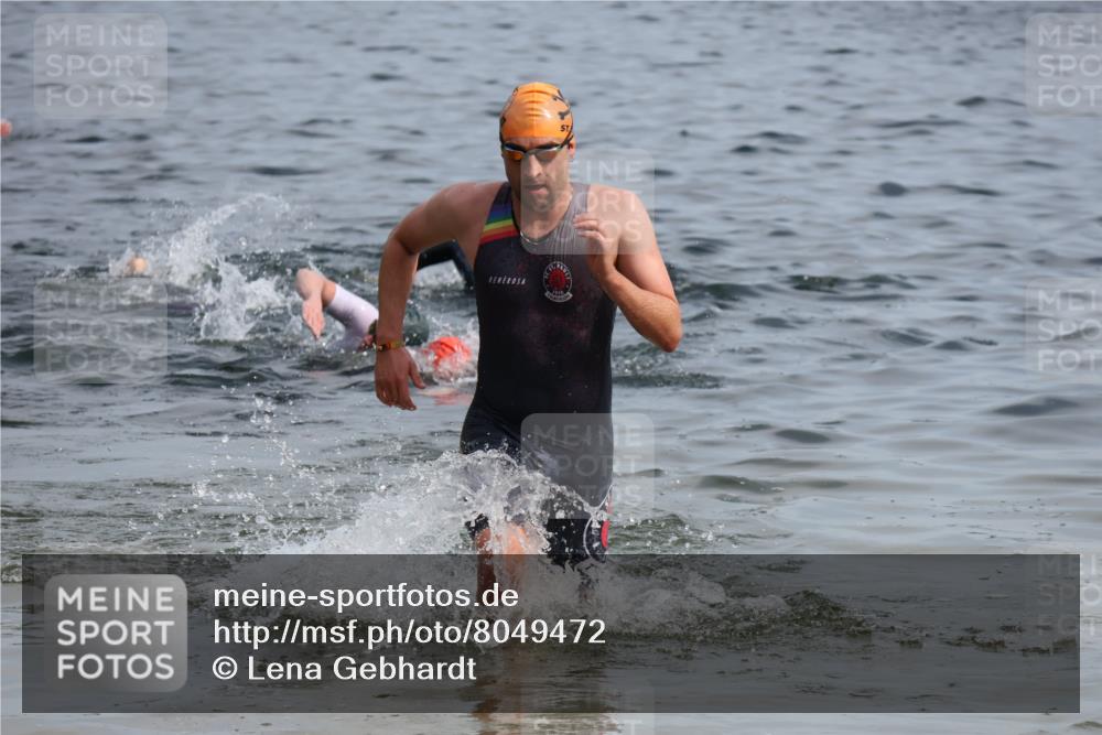 15.06.2025 - 27. Vierlanden-Triathlon Lena Gebhardt http://msf.ph/oto/8049472 15.06.2025 09:54:02 Schwimmen 267, 307, 356 meine-sportfotos.de