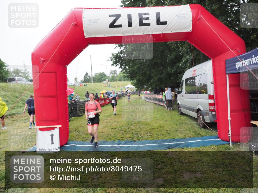 21.06.2025 - 27. Vierlanden-Triathlon MichiJ http://msf.ph/oto/8049475 15.06.2026 14:25:38 Ziel 224 meine-sportfotos.de