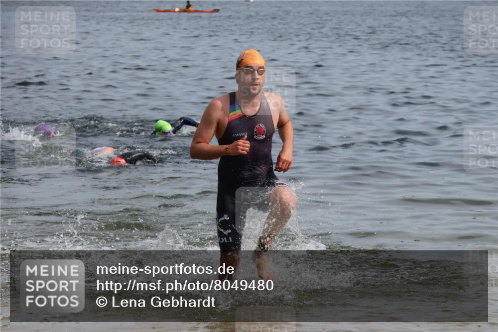 15.06.2025 - 27. Vierlanden-Triathlon Lena Gebhardt http://msf.ph/oto/8049480 15.06.2025 09:54:03 Schwimmen 267, 307, 356 meine-sportfotos.de