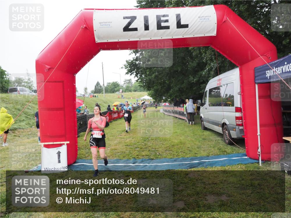 21.06.2025 - 27. Vierlanden-Triathlon MichiJ http://msf.ph/oto/8049481 15.06.2026 14:25:38 Ziel 224 meine-sportfotos.de