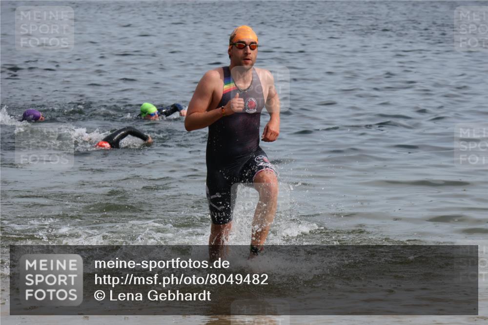15.06.2025 - 27. Vierlanden-Triathlon Lena Gebhardt http://msf.ph/oto/8049482 15.06.2025 09:54:03 Schwimmen 267, 307, 356 meine-sportfotos.de
