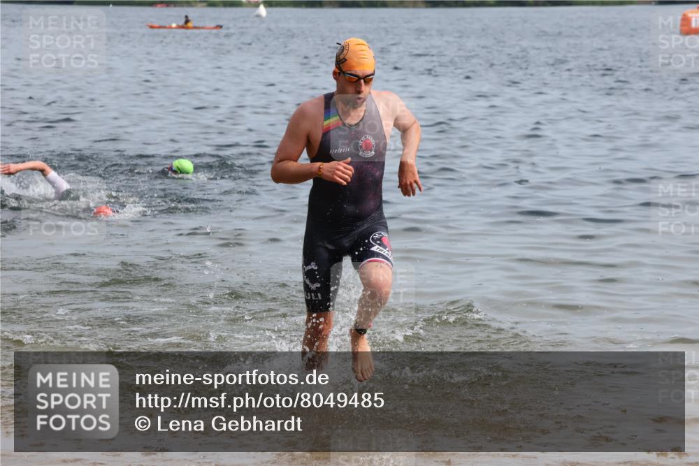 15.06.2025 - 27. Vierlanden-Triathlon Lena Gebhardt http://msf.ph/oto/8049485 15.06.2025 09:54:04 Schwimmen 267, 302, 307, 356 meine-sportfotos.de