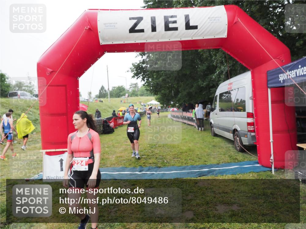 21.06.2025 - 27. Vierlanden-Triathlon MichiJ http://msf.ph/oto/8049486 15.06.2026 14:25:40 Ziel 224, 1281 meine-sportfotos.de