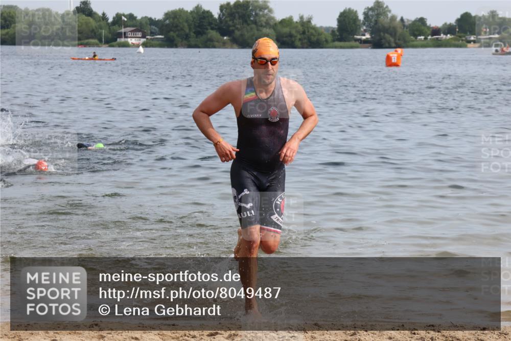 15.06.2025 - 27. Vierlanden-Triathlon Lena Gebhardt http://msf.ph/oto/8049487 15.06.2025 09:54:05 Schwimmen 267, 302, 307, 356 meine-sportfotos.de