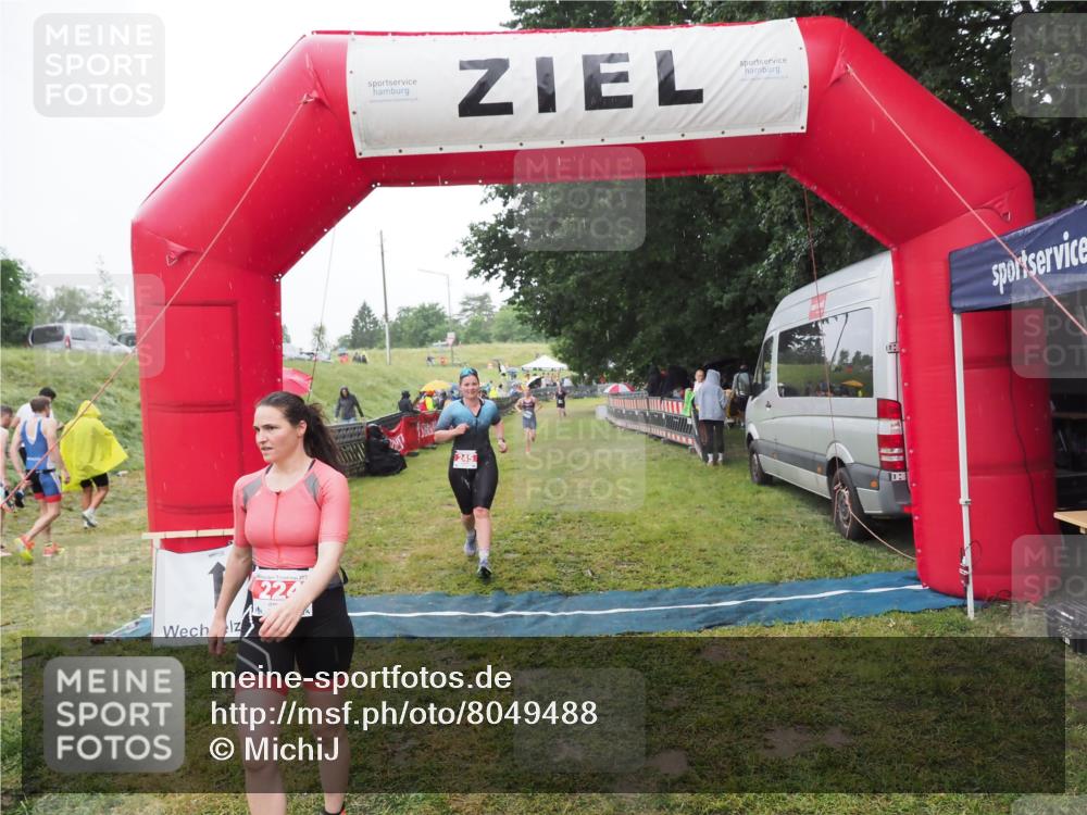 21.06.2025 - 27. Vierlanden-Triathlon MichiJ http://msf.ph/oto/8049488 15.06.2026 14:25:40 Ziel 224, 1281 meine-sportfotos.de