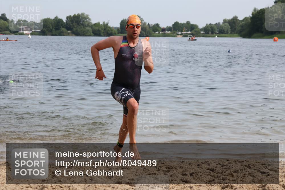 15.06.2025 - 27. Vierlanden-Triathlon Lena Gebhardt http://msf.ph/oto/8049489 15.06.2025 09:54:05 Schwimmen 267, 302, 307, 356 meine-sportfotos.de