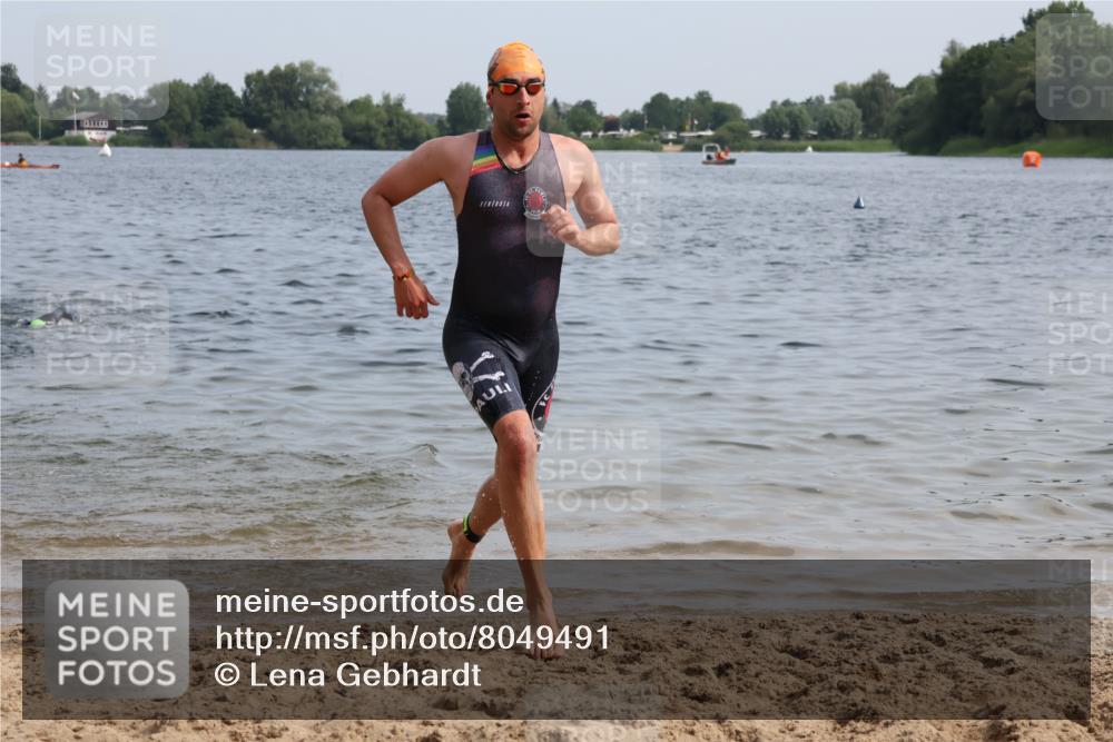 15.06.2025 - 27. Vierlanden-Triathlon Lena Gebhardt http://msf.ph/oto/8049491 15.06.2025 09:54:05 Schwimmen 267, 302, 307, 356 meine-sportfotos.de