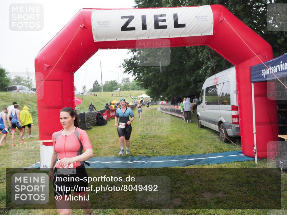 21.06.2025 - 27. Vierlanden-Triathlon MichiJ http://msf.ph/oto/8049492 15.06.2026 14:25:41 Ziel 224, 1281 meine-sportfotos.de